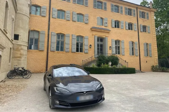 chauffeur vtc en tesla visite de chateaux aix en province