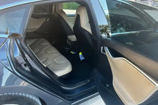 interieur vehicule berline tesla pour trajet axi en provence